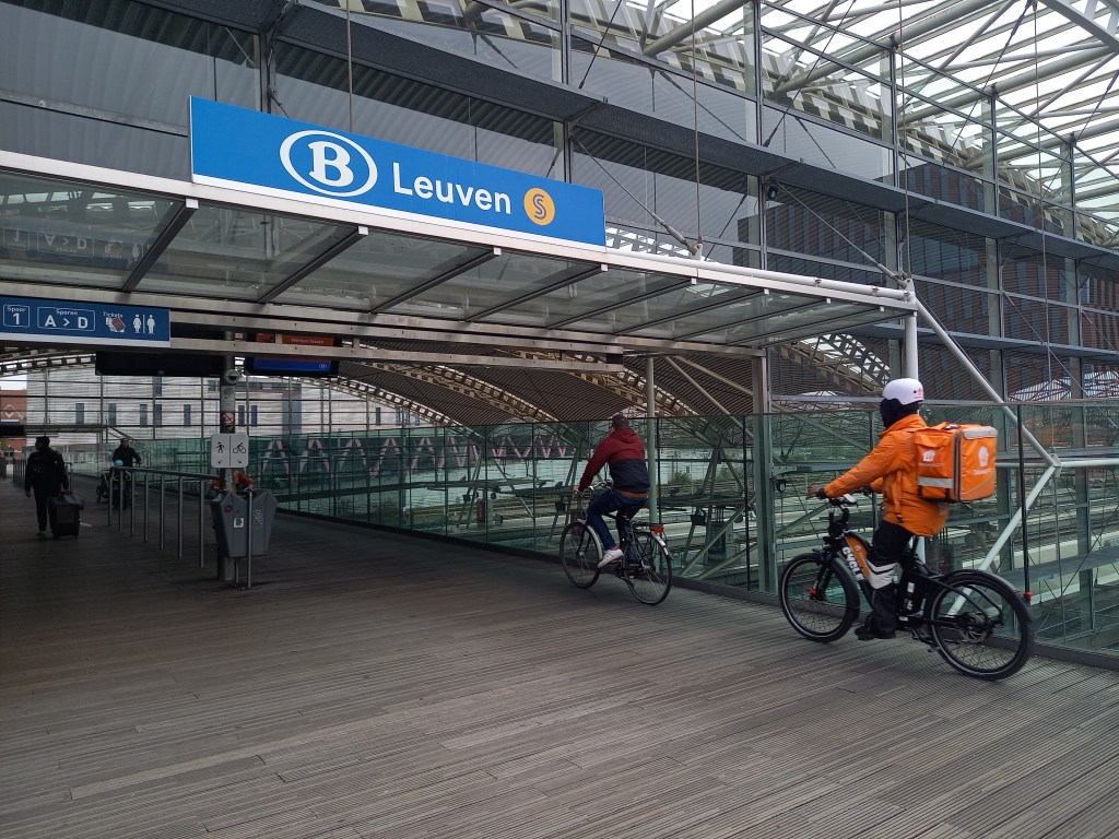 Reconnecter la gare à la ville par le vélo : Leuven vs&nbsp;Namur
